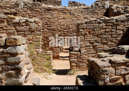 Ansicht der ausgegrabenen West Ruinen in Aztec Ruins National Monument. Nur ein kleiner Teil der Website ist geklaert und vieles verborgen bleibt. Stockfoto