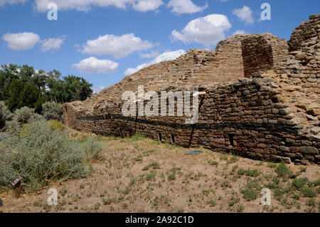 Ansicht der ausgegrabenen West Ruinen in Aztec Ruins National Monument. Nur ein kleiner Teil der Website ist geklaert und vieles verborgen bleibt. Stockfoto