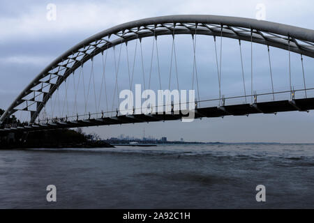 Humber Bay Bridge im Herbst Stockfoto