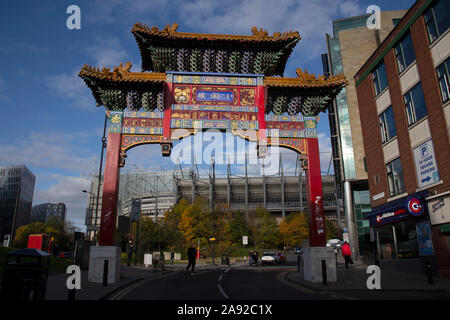 Die chinesische Arch, St Andrews Straße, der nördlichsten Ende des Newcastle's Chinatown, mit dem Fußballstadion, Newcastle upon Tyne England Großbritannien Stockfoto