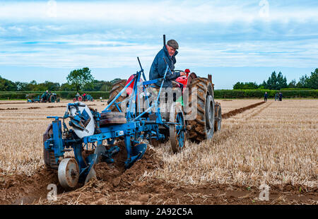 British National Pflügen Meisterschaften, Lincoln, Großbritannien - ein Vintage Traktor Pflügen Stockfoto