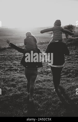 Familie gehen auf Wiese Stockfoto