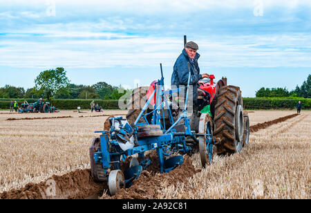 British National Pflügen Meisterschaften, Lincoln, Großbritannien - ein Vintage Traktor Pflügen Stockfoto