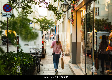 Frau auf Straße Stockfoto