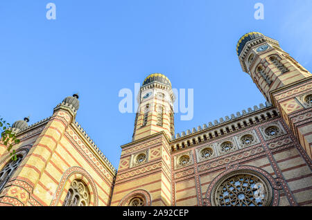 Fassade der Großen Synagoge in Budapest, Ungarn. Auch als Dohany Synagoge, die größte Synagoge in Europa bekannt. Zentrum der Neolog Judentum. Fassade und zwei Zwiebeltürme. Touristische Attraktion. Stockfoto