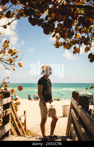 Mann am Strand Stockfoto