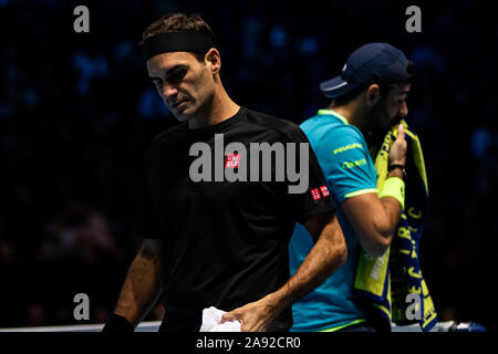 London, Großbritannien. 12 Nov, 2019. Roger Federer von der Schweiz againstMatteo Berrettini von Italien am Tag drei der Nitto ATP World Tour Finale in der O2 Arenain London, England Credit: Unabhängige Fotoagentur/Alamy leben Nachrichten Stockfoto