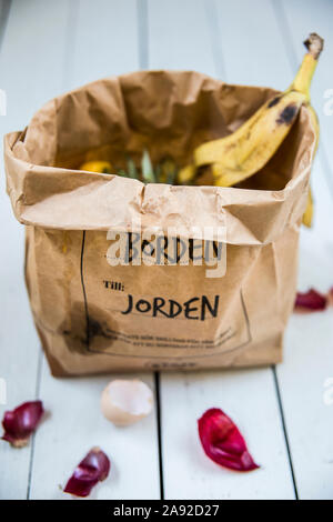 Obst und pflanzliche Reste in Papiertüte Stockfoto