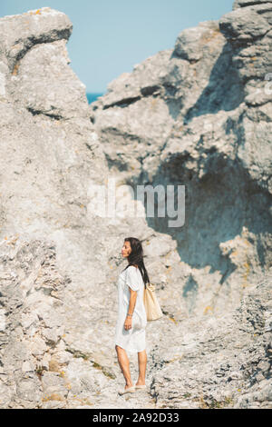 Frau auf Felsen Stockfoto