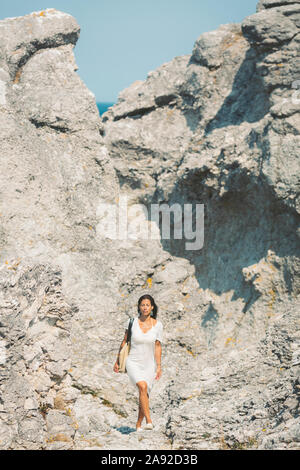 Frau Wandern, Felsen im Hintergrund Stockfoto