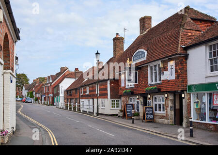 Häuser und Geschäfte entlang der Mount Street in der Stadt, in der Nähe von Hastings, East Sussex, Großbritannien Stockfoto