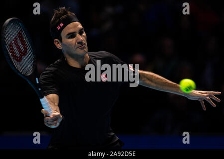 London, Großbritannien. 12 Nov, 2019. Roger Federer von der Schweiz againstMatteo Berrettini von Italien am Tag drei der Nitto ATP World Tour Finale in der O2 Arenain London, England Credit: Unabhängige Fotoagentur/Alamy leben Nachrichten Stockfoto