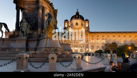 Wien, Österreich - 29 Oktober, 2019: Museum für Naturkunde, in den Abendstunden beleuchtet. Statuen von Wissenschaftlern im Vordergrund. Stockfoto
