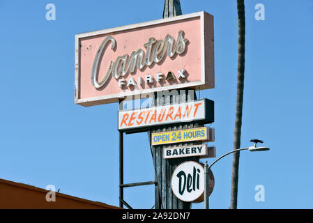 Alte beleuchtete Werbung des jüdischen Delikatessenrestaurants Canter's, Bäckerei, Deli und Bar an der North Fairfax Avenue, Hollywood, Los Angeles, USA Stockfoto