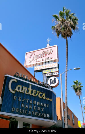 Alte beleuchtete Werbung des jüdischen Delikatessenrestaurants Canter's, Bäckerei, Deli und Bar an der North Fairfax Avenue, Hollywood, Los Angeles, USA Stockfoto