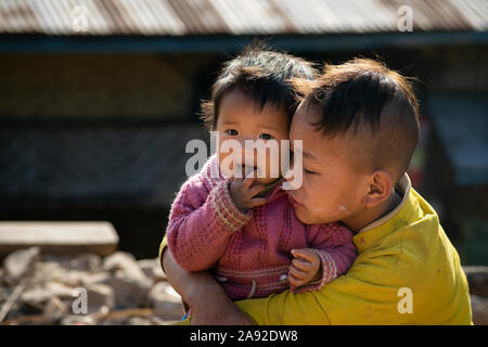 Die jungen Burmesischen junge kümmert sich um seine Geschwister, Shan Staat, Myanmar Stockfoto