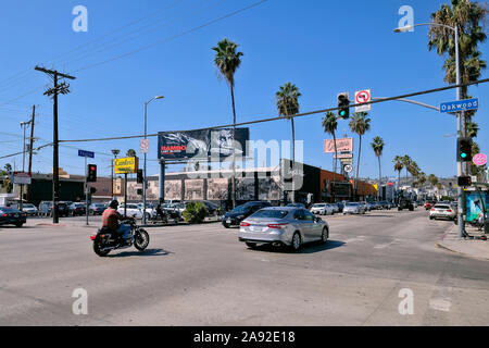 Kreuzung von North Fairfax Avenue, Oakwood mit dem jüdischen Delikatessenrestaurant Canter's, Bäckerei, Deli und Bar und Werbung für den Film Ram Stockfoto