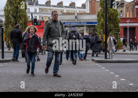 Überqueren Sie die Straße in London mit der U-Bahn Stockfoto