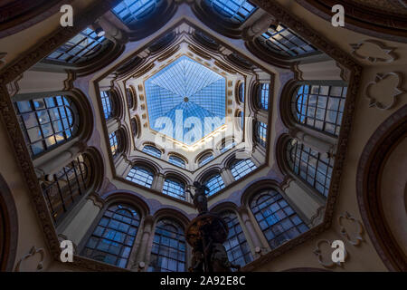 Wien, Österreich - 29 Oktober, 2019: Glaskuppel des Palais Ferstel mit Statue Donau waternymph und Springbrunnen, von unten gesehen. Stockfoto