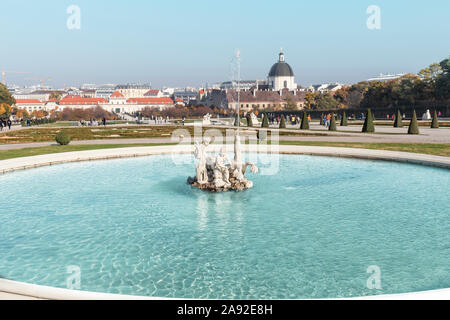 Wien, Österreich - 29 Oktober, 2019: Belvedere Gärten, einer kaskadierten historischen barocken Parkanlage mit einem großen Pool, Springbrunnen und Nymphen. Untere Belvedere Pal Stockfoto
