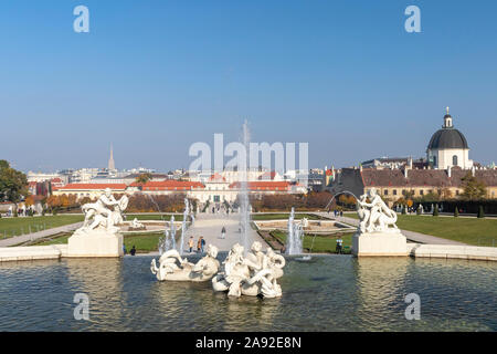 Wien, Österreich - 29 Oktober, 2019: Belvedere Gärten, einen imperialen barocken Park mit Teichen, Brunnen, Nymphen, Untere Belvedere Palace in der backgroun Stockfoto