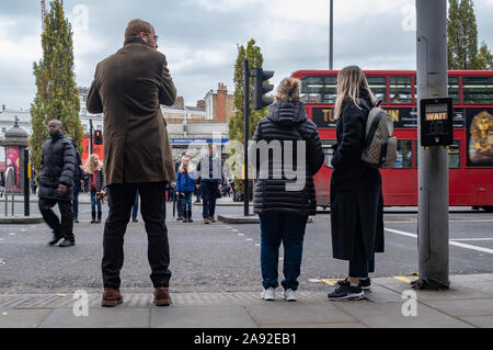 Überqueren Sie die Straße in London mit der U-Bahn Stockfoto