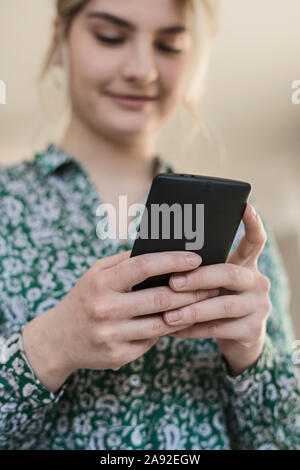 Frau mit Handy Stockfoto