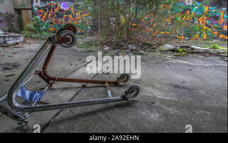 Nahaufnahme von Umgeworfen Einkaufswagen / Warenkorb in einem städtischen Umfeld von Müll, Müll und Graffiti Umgeben Stockfoto