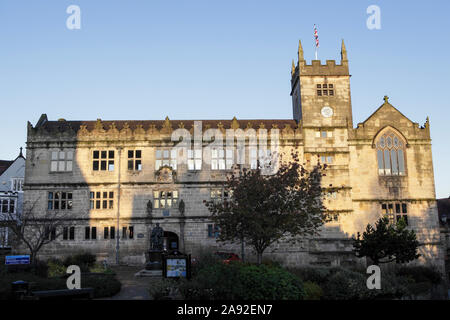 Shrewsbury Bibliothek ist im Schloss Tore gegenüber Shrewsbury Castle, wo dieses Bild aufgenommen wurde. Stockfoto