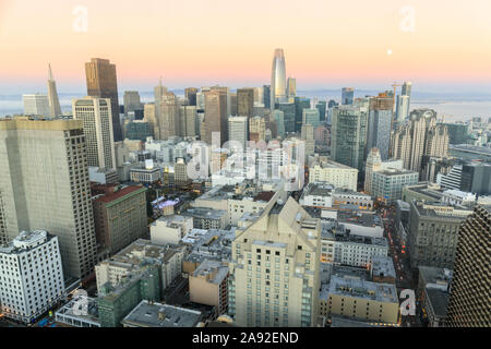 Sonnenuntergang und Mondaufgang über San Francisco Downtown Stockfoto