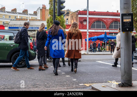 Überqueren Sie die Straße in London mit der U-Bahn Stockfoto