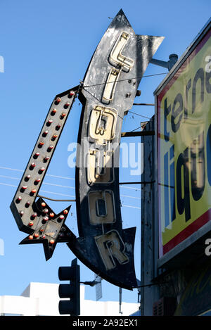 Alte beleuchtete Werbung für einen Spirituosenladen auf dem Sunset Strip in West Hollywood, Los Angeles, Kalifornien, USA