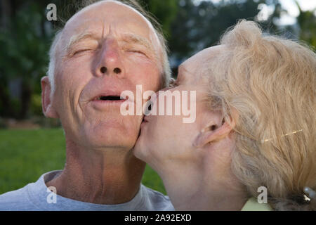 Blick auf eine Frau einen Mann küssen. Stockfoto