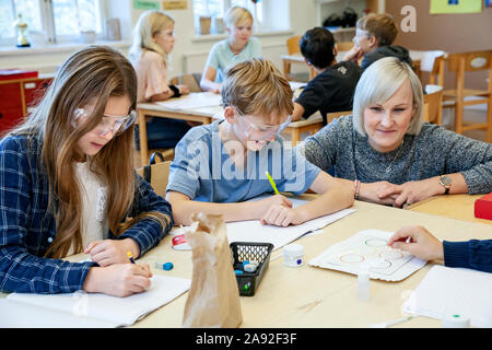 Kinder mit dem Lehrer im Klassenzimmer Stockfoto