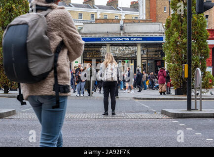 Überqueren Sie die Straße in London mit der U-Bahn Stockfoto