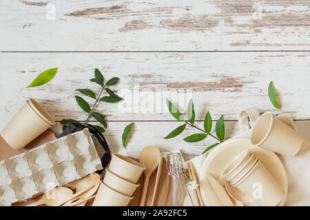 Umweltfreundliches Einweggeschirr aus Bambus Holz und Papier auf weißem Holz- Hintergrund. Null Abfall, umweltfreundlich, Kunststoff freie Hintergrund. Stockfoto