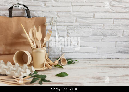 Umweltfreundliches Einweggeschirr aus Bambus Holz und Papier auf weißem Holz- Hintergrund. Null Abfall, umweltfreundlich, Kunststoff freie Hintergrund. Stockfoto