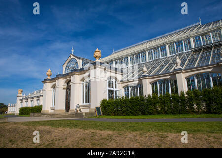 Surrey, Großbritannien - 14 September 2019: Das ikonische gemäßigt Haus in Kew Gardens in Surrey, UK. Die Gemäßigten Haus präsentiert die größten Anlagen in Kew. Stockfoto