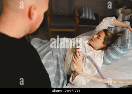 Frau mit Partner im Kreißsaal Stockfoto