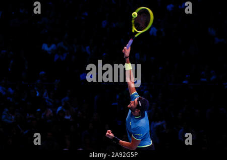 London, Großbritannien. 12 Nov, 2019. 12. November 2019; O2 Arena, London, England; Nitto ATP-Finale; Matteo Berrettini (ITA) dient der Roger Federer (SUI) - Redaktionelle Verwendung Credit: Aktion Plus Sport Bilder/Alamy leben Nachrichten Stockfoto