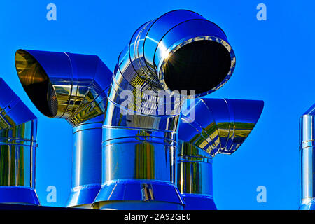 Große industrielle Chromstahl Belüftungsrohre gegen den blauen Himmel Stockfoto