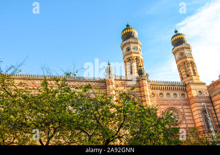 Das Äußere der Großen Synagoge in der ungarischen Hauptstadt Budapest. Dohany Synagoge, die größte Synagoge in Europa. Zentrum der Neolog Judentum. Fassade mit Ornamenten und zwei Zwiebeltürme. Stockfoto