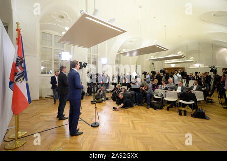 Wien, Österreich. 12. November 2019. Pressemitteilung von ÖVP (Neue Volkspartei Österreich) Bundesvorsitzende Sebastian Kurz und Grünen Sprecher Werner Kogler anlässlich der Beginn der Koalitionsverhandlungen im Winterpalais des Prinzen Eugen, himmelpfortgasse 8, am 12. November 2019 in Wien. Bild zeigt (aus R zu L) Sebastian Kurz und nationaler Sprecher Werner Kogler. Quelle: Franz Perc/Alamy leben Nachrichten Stockfoto