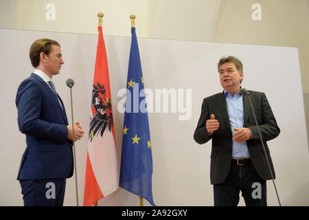 Wien, Österreich. 12. November 2019. Pressemitteilung von ÖVP (Neue Volkspartei Österreich) Bundesvorsitzende Sebastian Kurz und Grünen Sprecher Werner Kogler anlässlich der Beginn der Koalitionsverhandlungen im Winterpalais des Prinzen Eugen, himmelpfortgasse 8, am 12. November 2019 in Wien. Bild zeigt (von L nach R) Sebastian Kurz und nationaler Sprecher Werner Kogler. Quelle: Franz Perc/Alamy leben Nachrichten Stockfoto