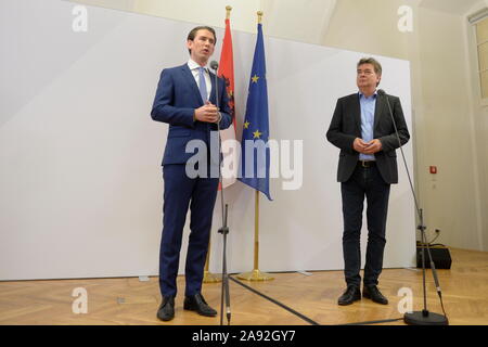 Wien, Österreich. 12. November 2019. Pressemitteilung von ÖVP (Neue Volkspartei Österreich) Bundesvorsitzende Sebastian Kurz und Grünen Sprecher Werner Kogler anlässlich der Beginn der Koalitionsverhandlungen im Winterpalais des Prinzen Eugen, himmelpfortgasse 8, am 12. November 2019 in Wien. Bild zeigt (von L nach R) Sebastian Kurz und nationaler Sprecher Werner Kogler. Quelle: Franz Perc/Alamy leben Nachrichten Stockfoto