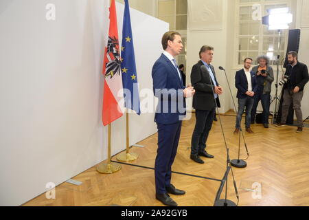 Wien, Österreich. 12. November 2019. Pressemitteilung von ÖVP (Neue Volkspartei Österreich) Bundesvorsitzende Sebastian Kurz und Grünen Sprecher Werner Kogler anlässlich der Beginn der Koalitionsverhandlungen im Winterpalais des Prinzen Eugen, himmelpfortgasse 8, am 12. November 2019 in Wien. Bild zeigt (von L nach R) Sebastian Kurz und nationaler Sprecher Werner Kogler. Quelle: Franz Perc/Alamy leben Nachrichten Stockfoto