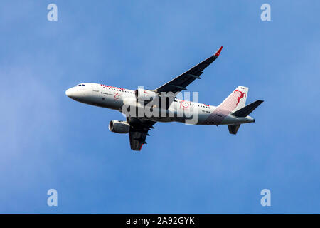 Surrey, UK - 14. September 2019: Ein Schuss von Tunisair TS - IMW - ein Airbus A320-Flugzeuge, dargestellt kurz nach dem Start vom Flughafen Heathrow entfernt. Stockfoto