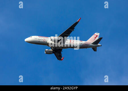 Surrey, UK - 14. September 2019: Ein Schuss von Tunisair TS - IMW - ein Airbus A320-Flugzeuge, dargestellt kurz nach dem Start vom Flughafen Heathrow entfernt. Stockfoto