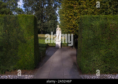 Surrey, Großbritannien - 14 September 2019: Outdoor Skulptur auf dem Gelände an der Niederländischen Haus - eines der wenigen erhaltenen Gebäude von Kew Palace an. Stockfoto