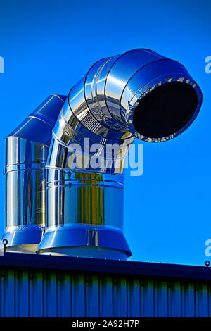 Große industrielle Chromstahl Belüftungsrohre gegen den blauen Himmel Stockfoto